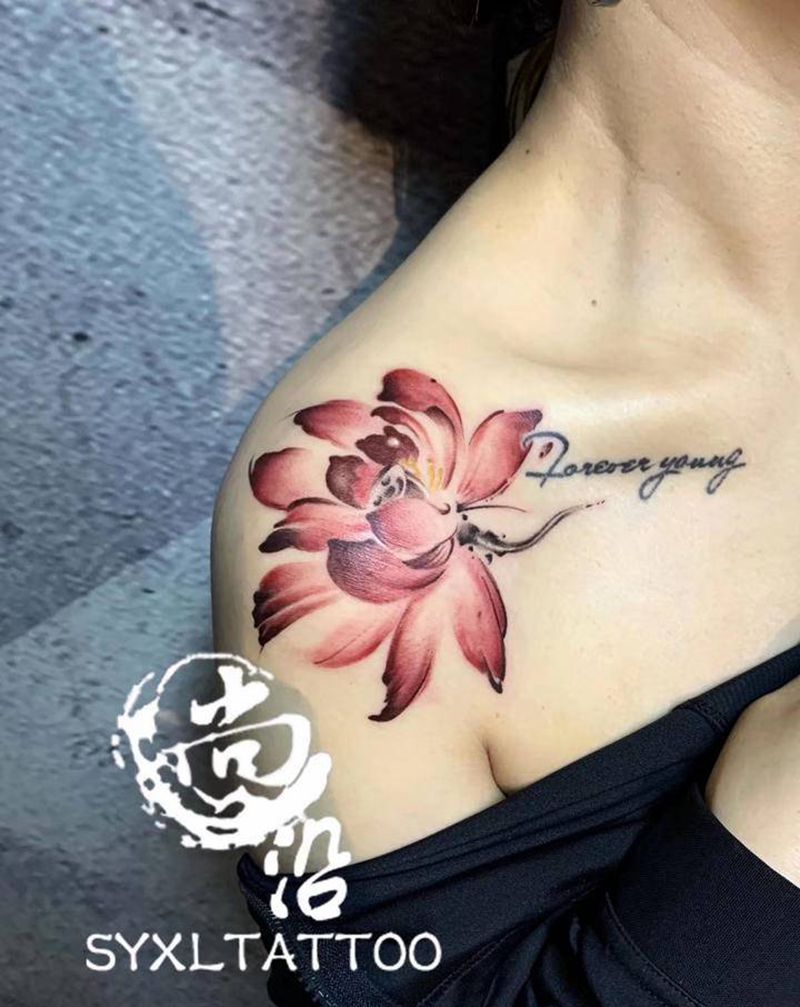 红莲纹身图片_肩部水墨纹身图案