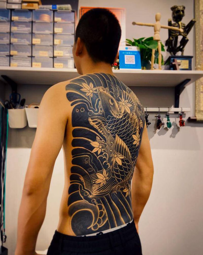 满背鱼修改遮盖纹身图片_背部老传统纹身图案