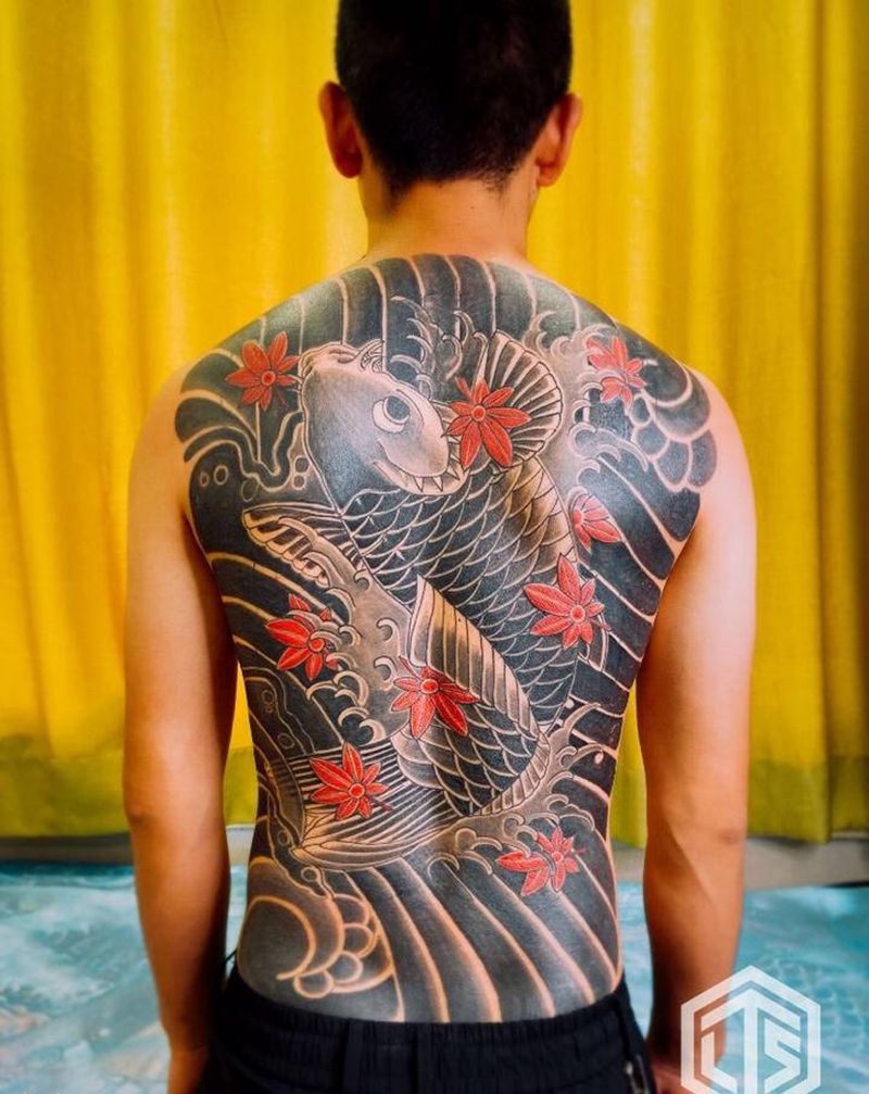 满背鱼修改遮盖纹身图片_背部老传统纹身图案