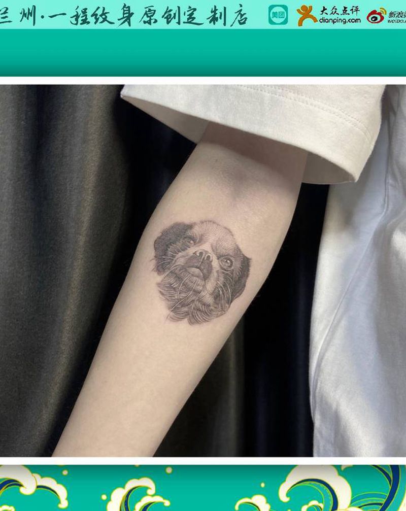 小狗纹身图片_手部欧美写实纹身图案