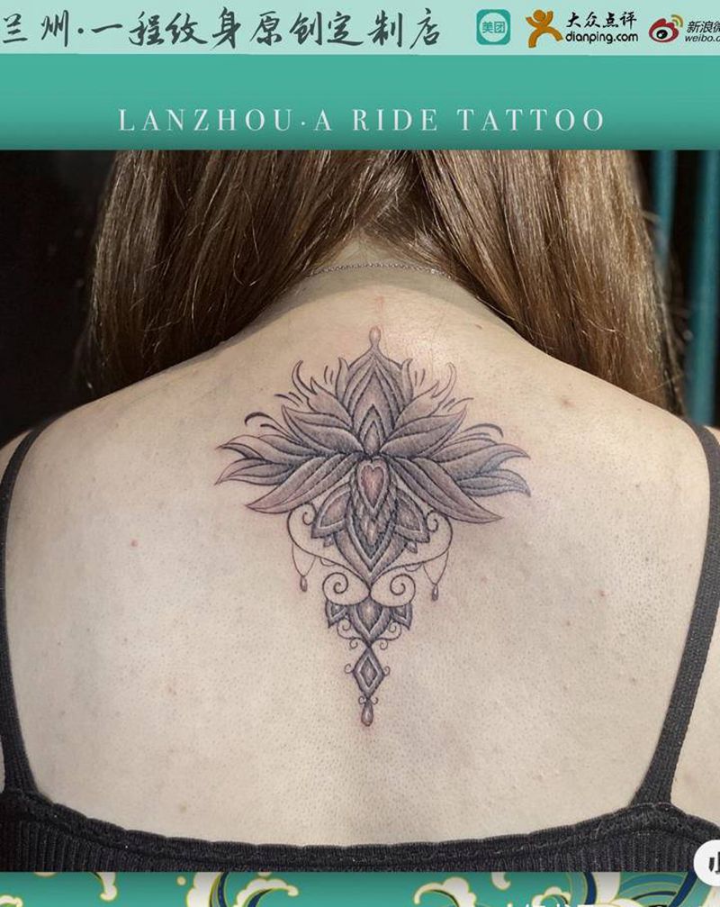 修改设计梵花纹身图片_背部几何纹身图案