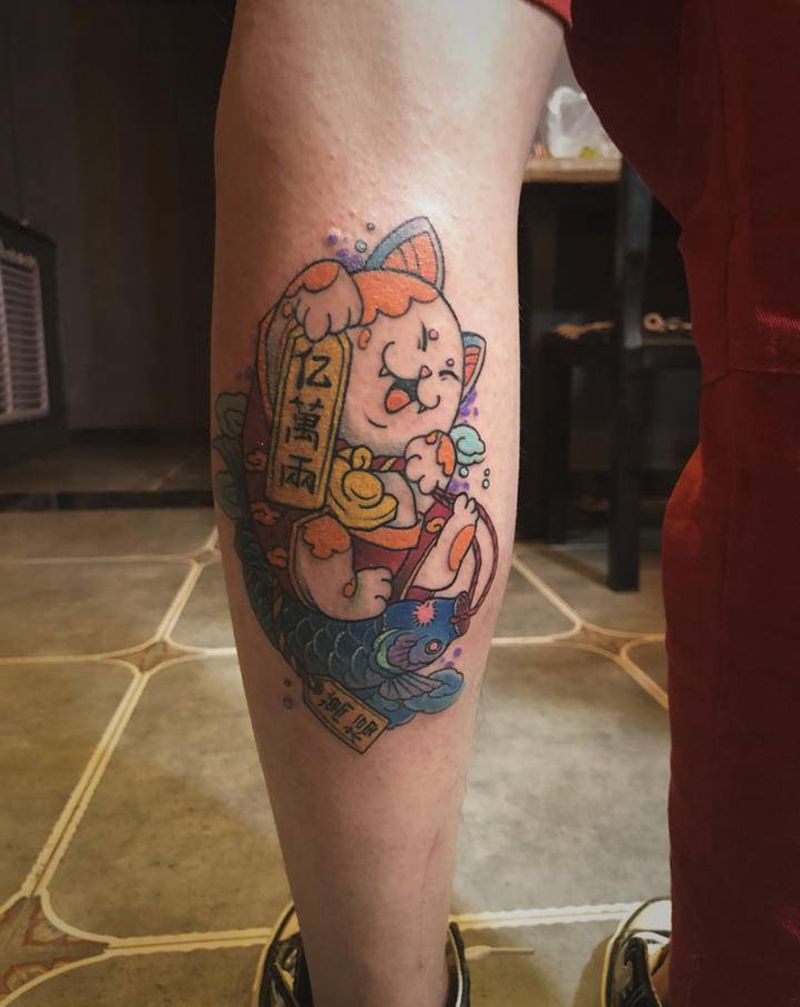 招财猫纹身图片_腿部纹身图案