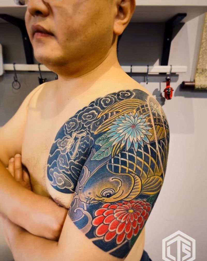 遮盖锦鲤纹身图片_胸部手臂老传统新传统纹身图案
