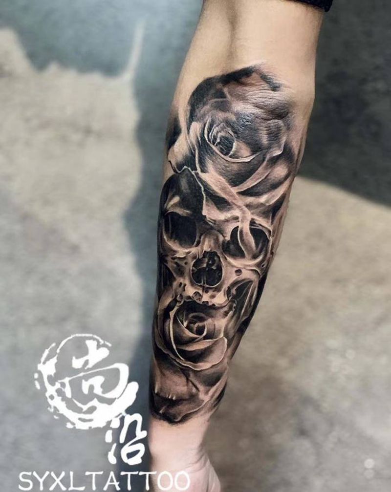 骷髅玫瑰纹身图片_手臂欧美写实纹身图案