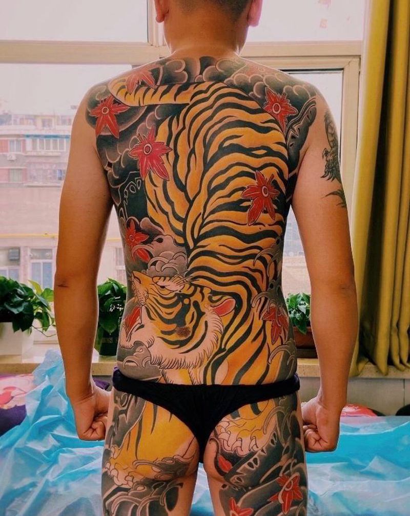 满背下山虎纹身图片_背部老传统纹身图案