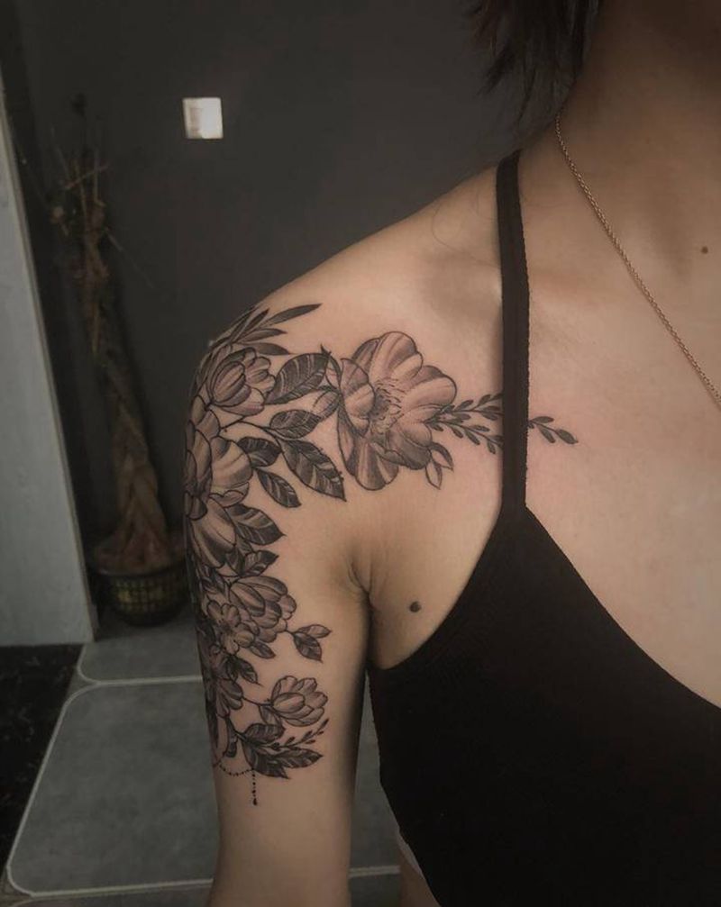 素花纹身图片_肩部胸部点刺纹身图案