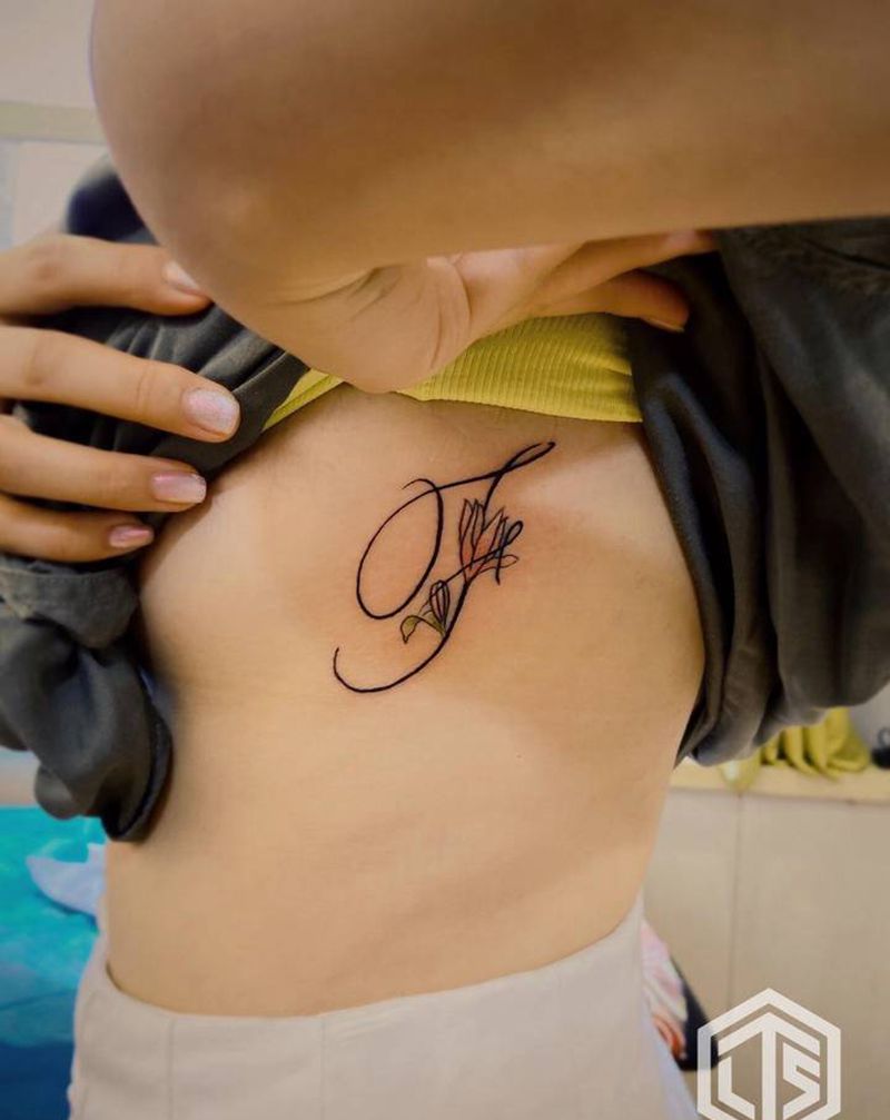 小清新字母F纹身图片_腰部花体字纹身图案