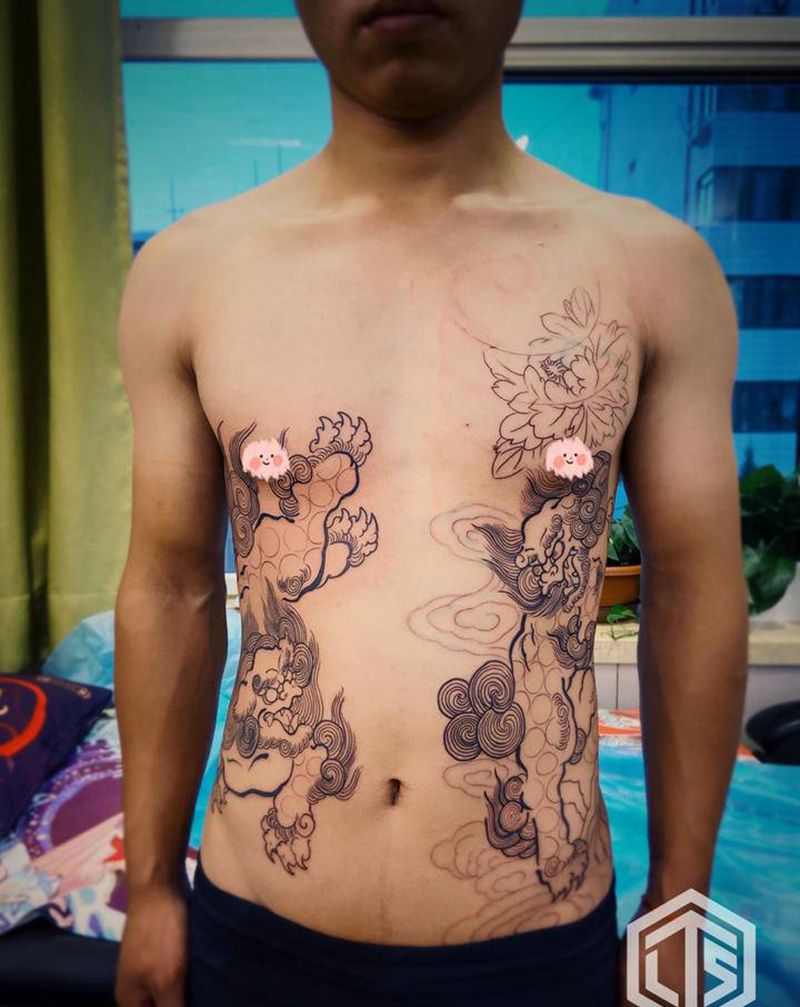 唐狮子开衫纹身图片_胸部老传统纹身图案