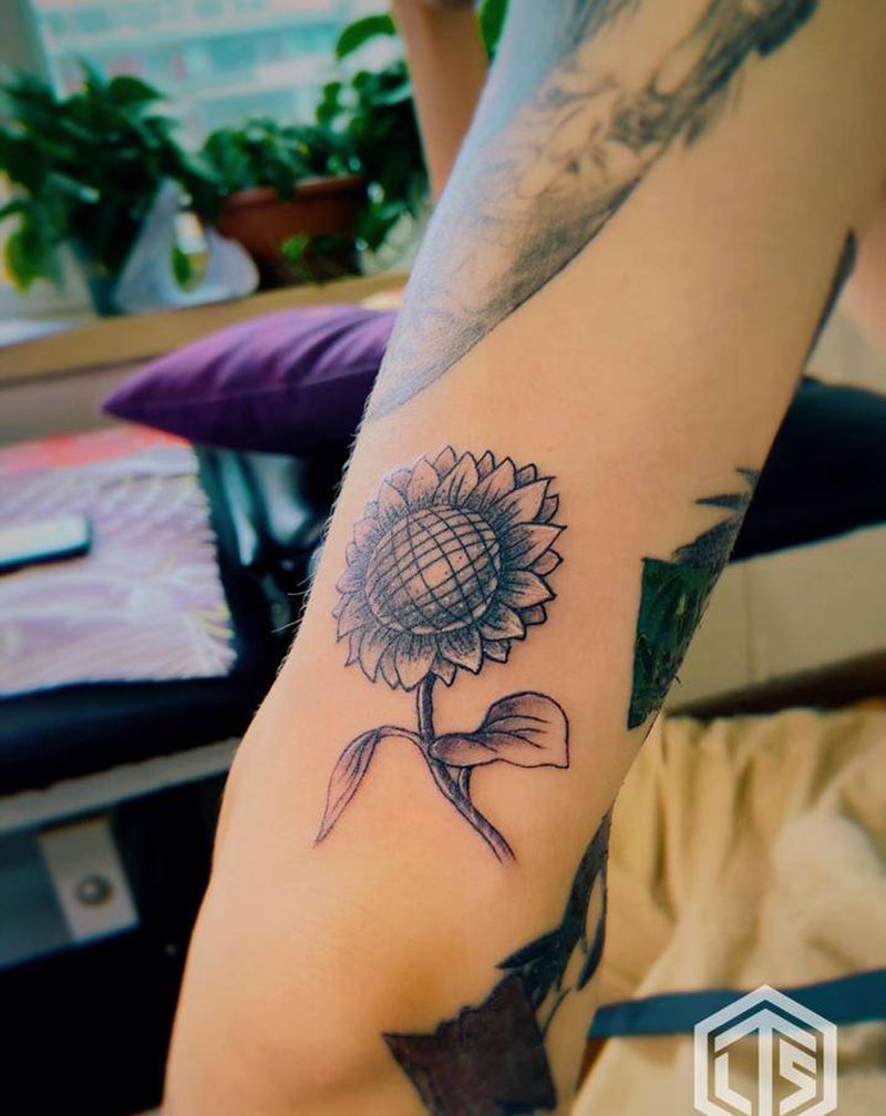 向阳花纹身图片_手臂点刺纹身图案