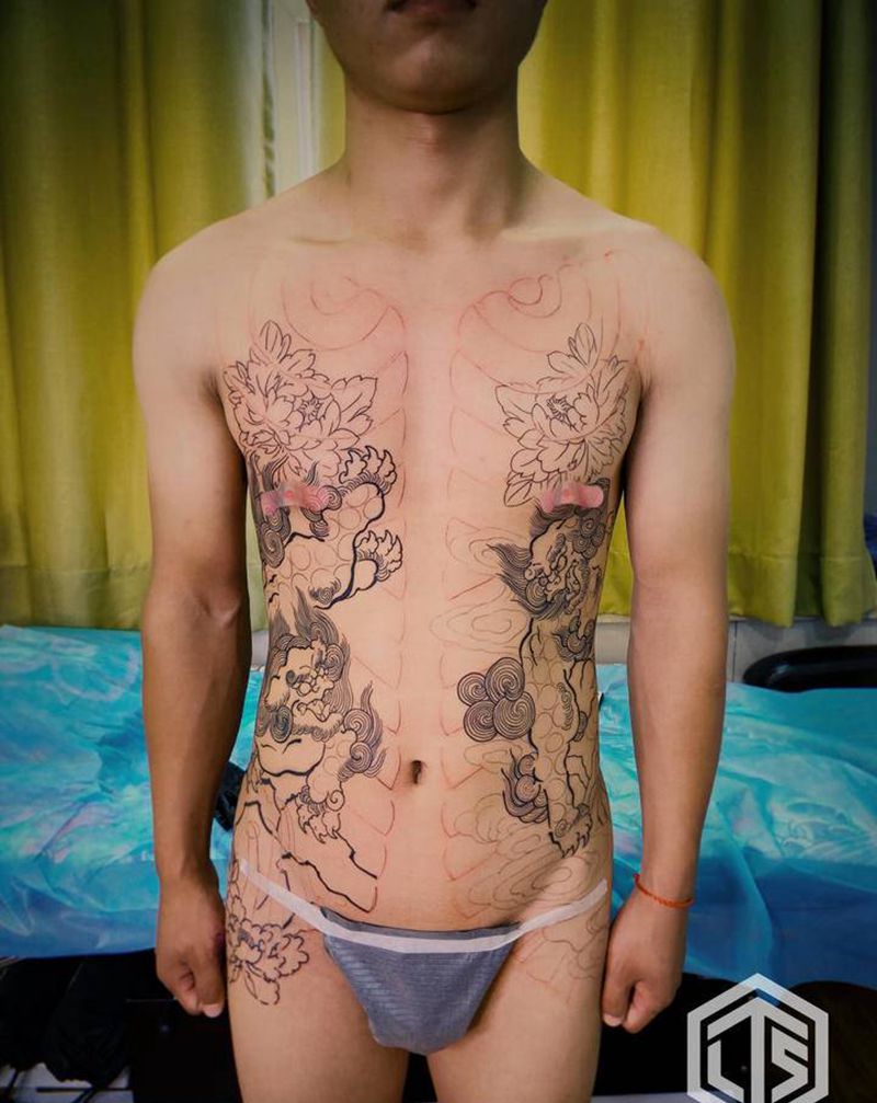 唐狮开衫纹身图片_胸部老传统纹身图案