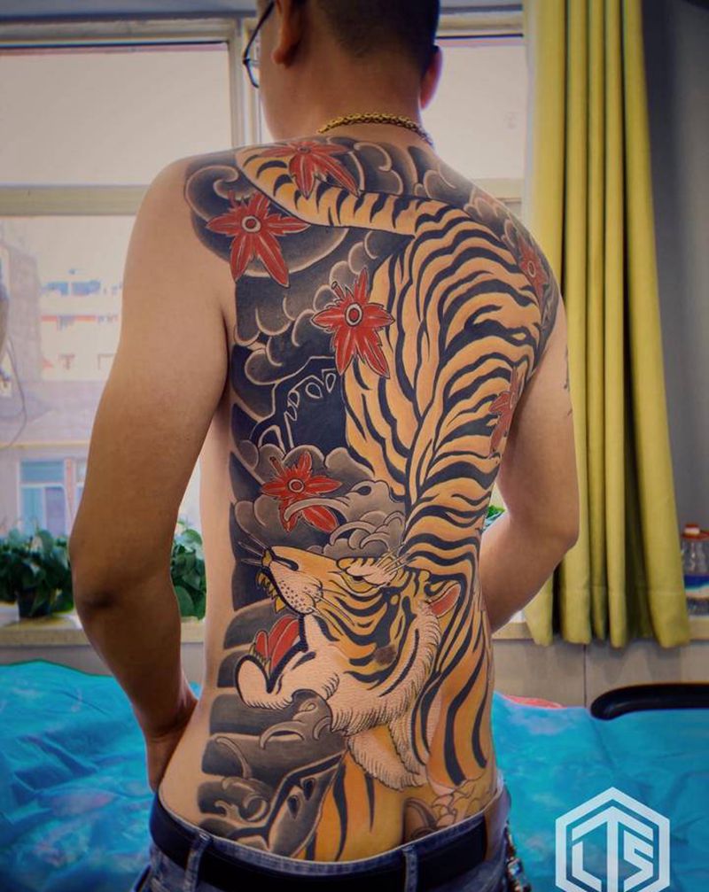 下山满背虎上色纹身图片_背部老传统纹身图案