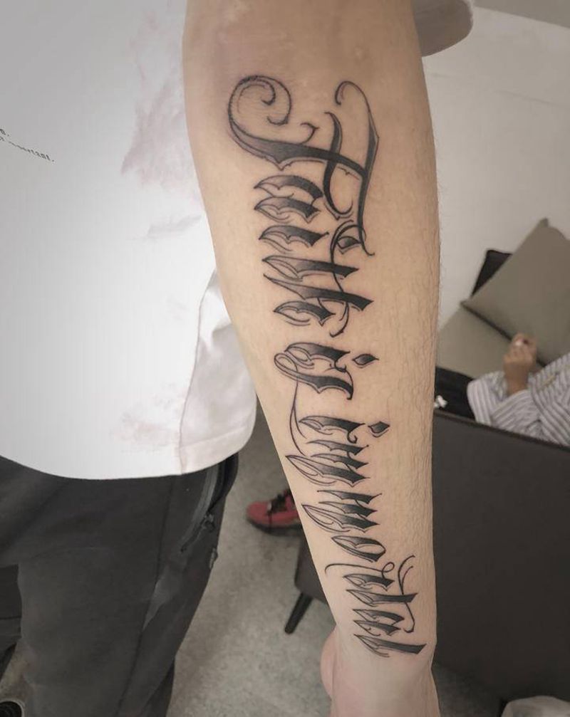 花体英文纹身图片_手臂花体字纹身图案