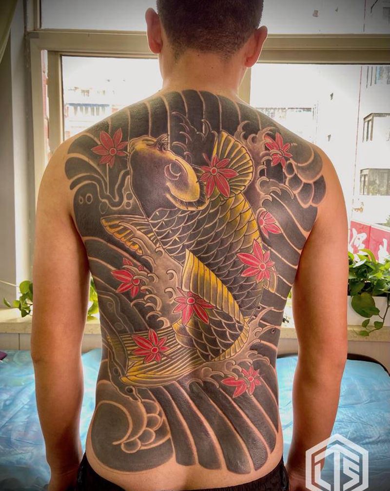 满背鱼遮盖修改纹身图片_背部老传统纹身图案