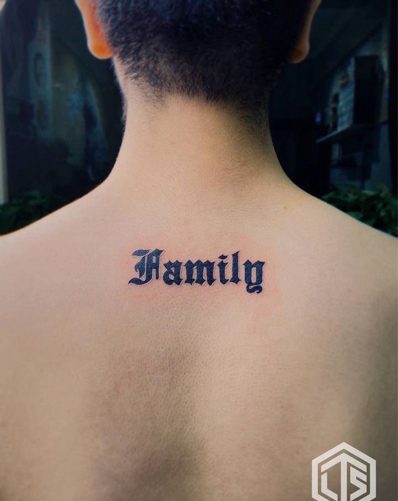 字母Family纹身图片_颈部背部花体字纹身图案