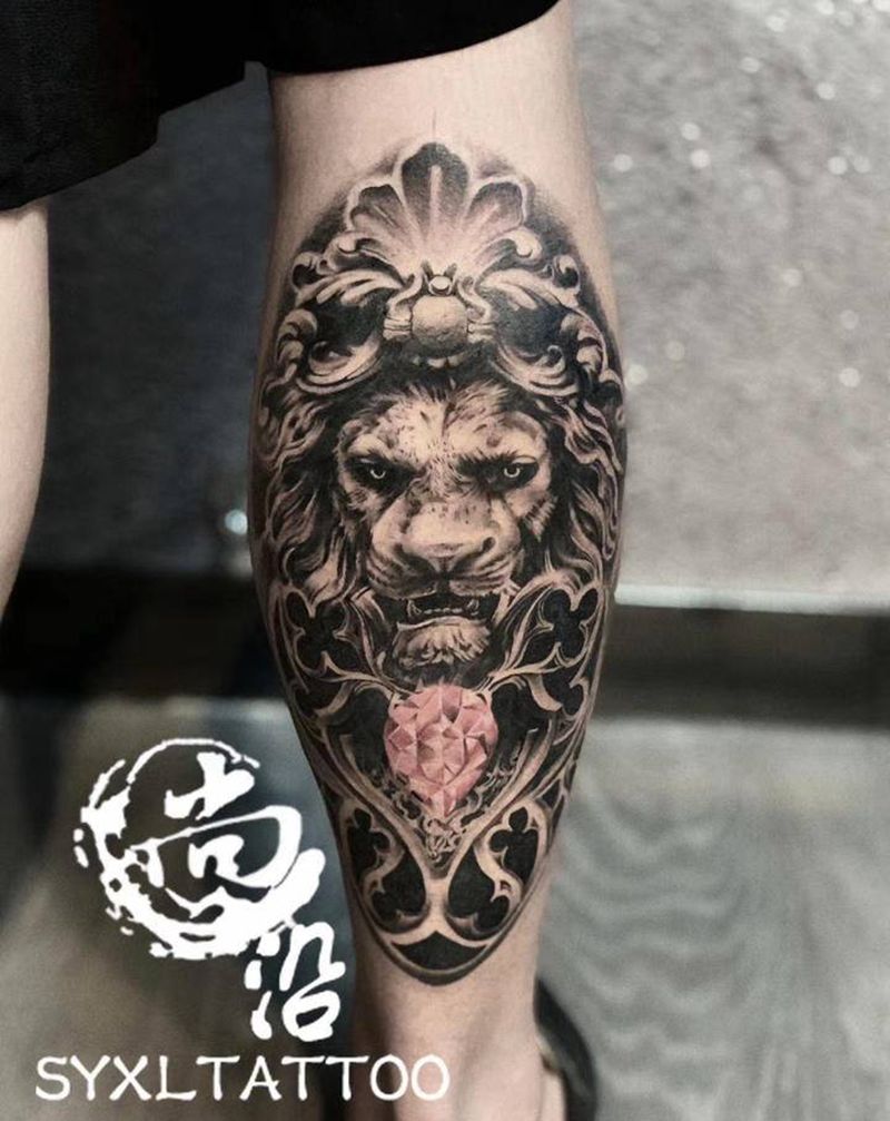 狮子纹身图片_腿部欧美写实纹身图案