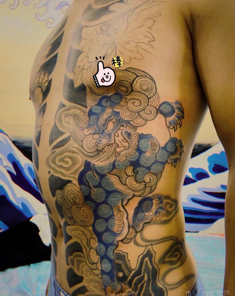 唐獅子開衫纹身图片_胸部老传统纹身图案