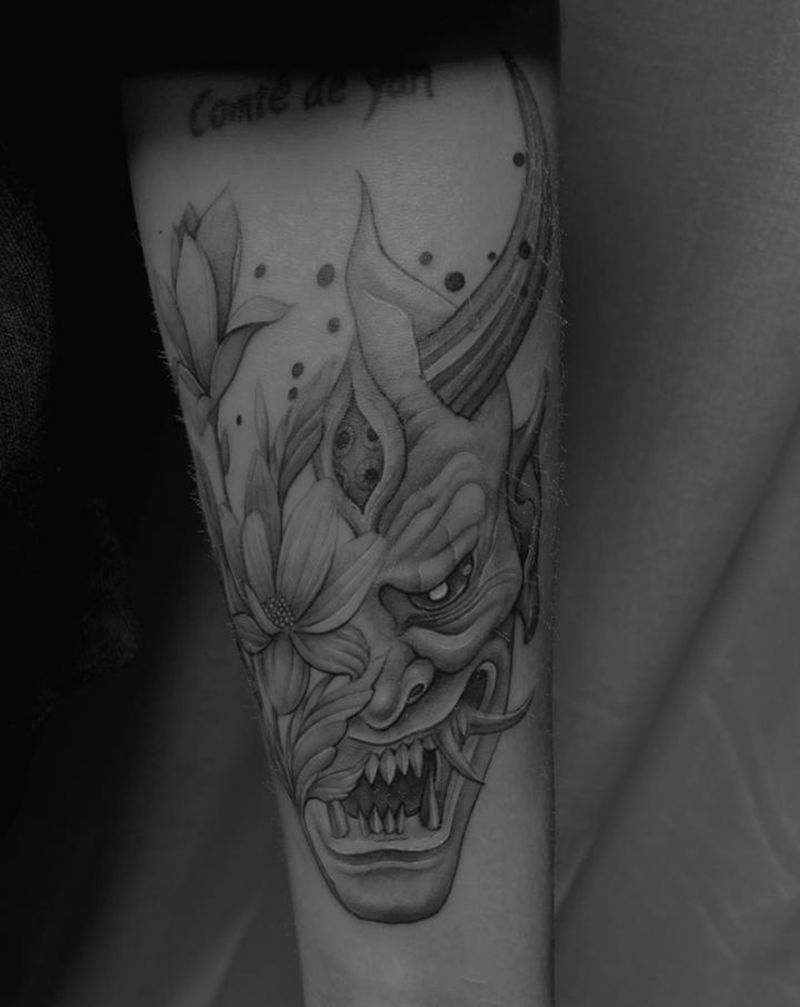 回顾曾经纹身图片_颈部肩部纹身图案