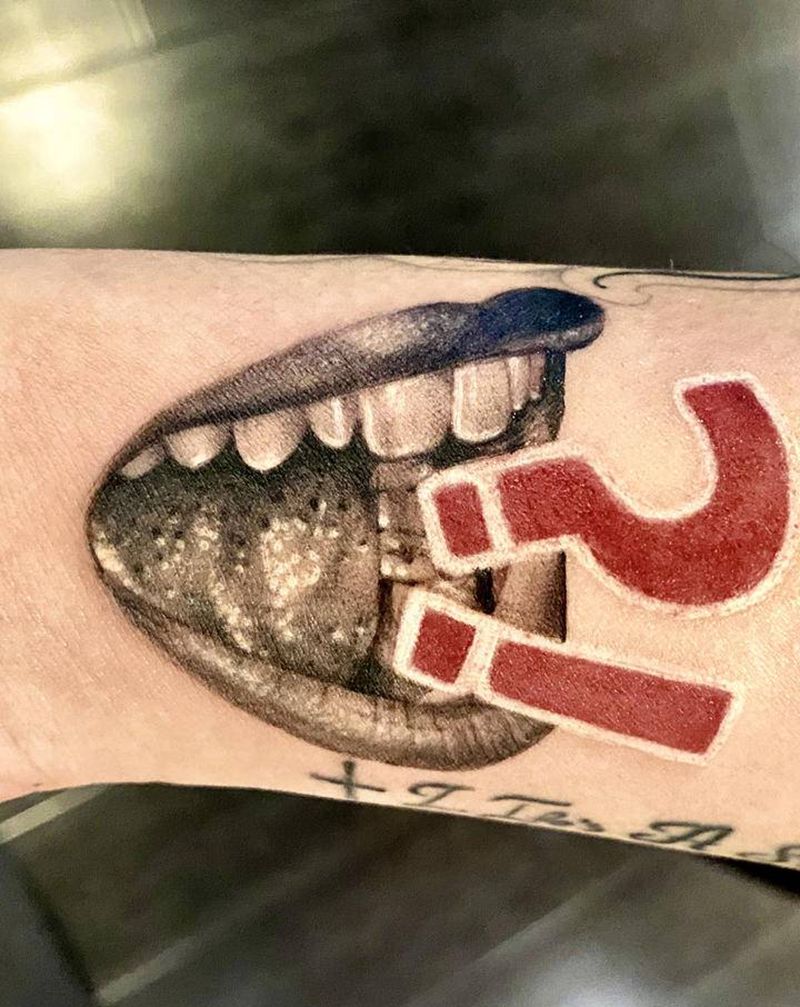 缄默之嘴纹身图片_手臂欧美写实感叹号问号嘴巴纹身图案