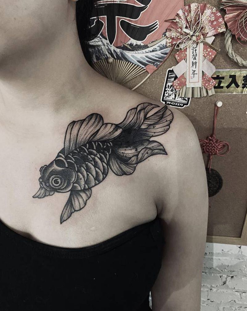 金鱼遮盖纹身图片_胸部水墨点刺金鱼遮盖鱼纹身图案