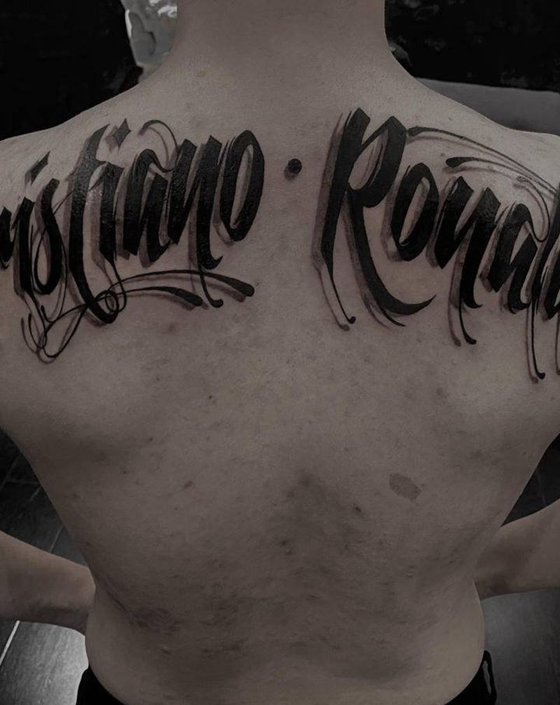 C·罗纳尔多纹身图片_背部花体字C罗罗纳尔多球迷纹身图案