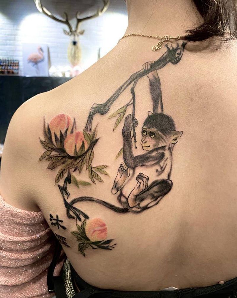 “桃气”的小猴纹身图片_背部水彩水墨猴子桃子国画纹身图案