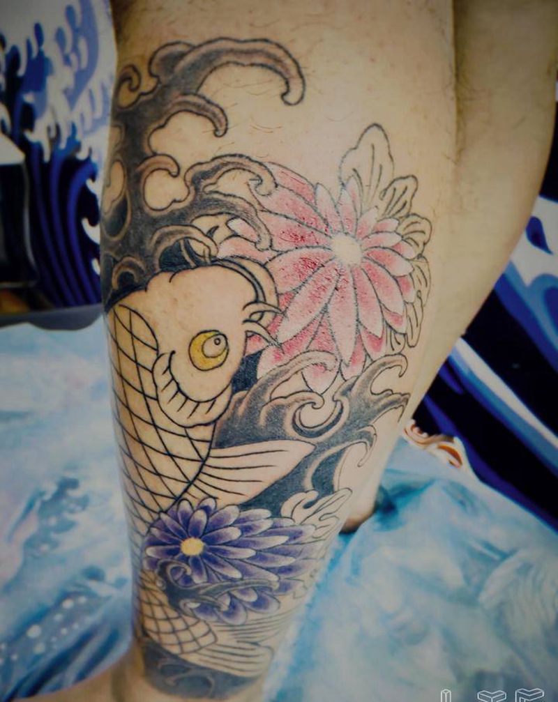 锦鲤侧腿上色纹身图片_腿部新传统纹身图案