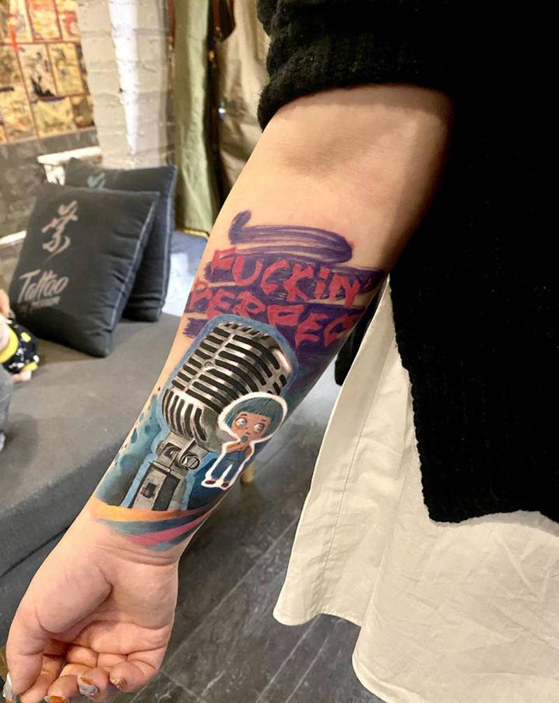 波谱风格遮盖纹身图片_手臂欧美写实水彩麦克风贴纸字纹身图案