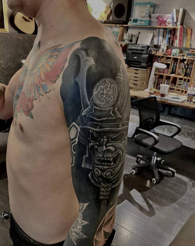 今天提个白纹身图片_手臂欧美写实新传统武士黑臂遮盖纹身图案