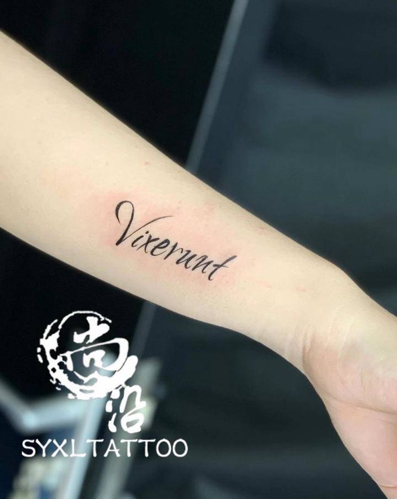 字母纹身图片_手臂花体字纹身图案