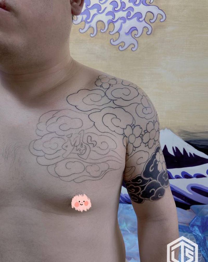 祥云樱花半胛短袖纹身图片_胸部臀部老传统纹身图案