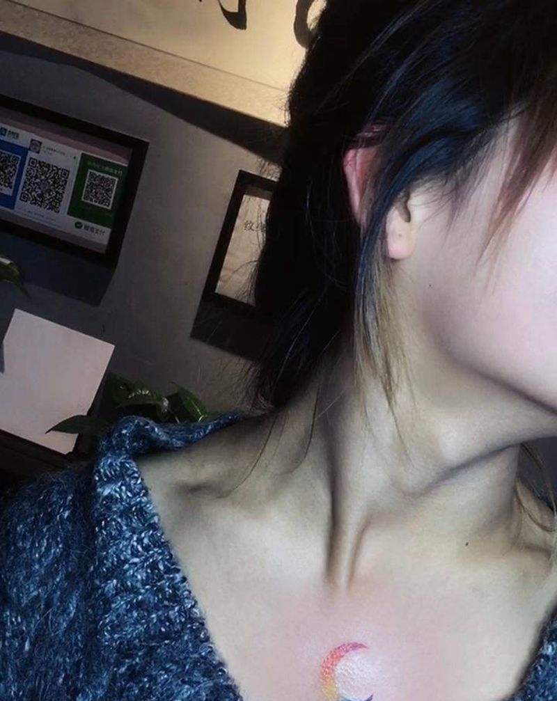 月亮纹身图片_胸部水彩纹身图案