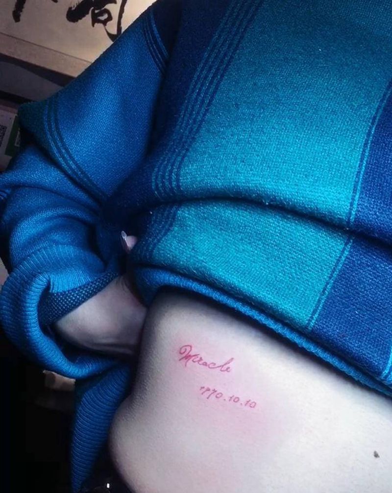 英文纹身图片_腹部水彩纹身图案