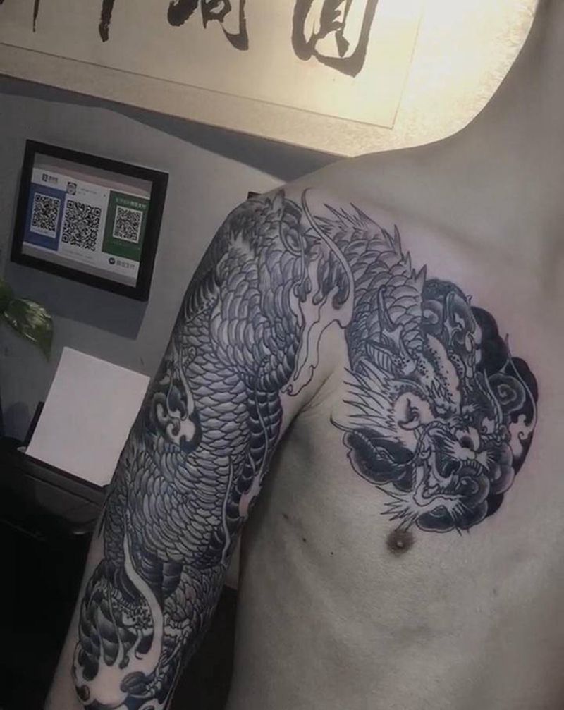 过肩龙纹身图片_手臂胸部新传统纹身图案