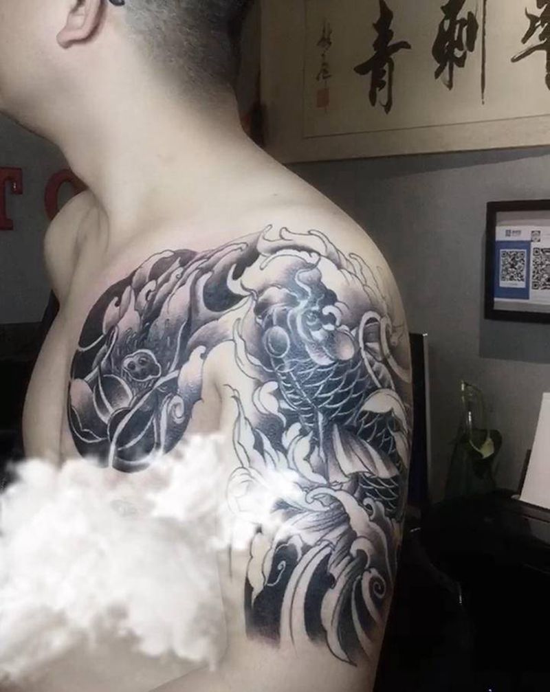 锦鲤半甲纹身图片_肩部胸部新传统纹身图案