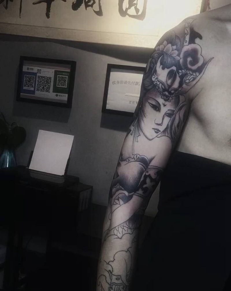 龙女纹身图片_手臂新传统纹身图案