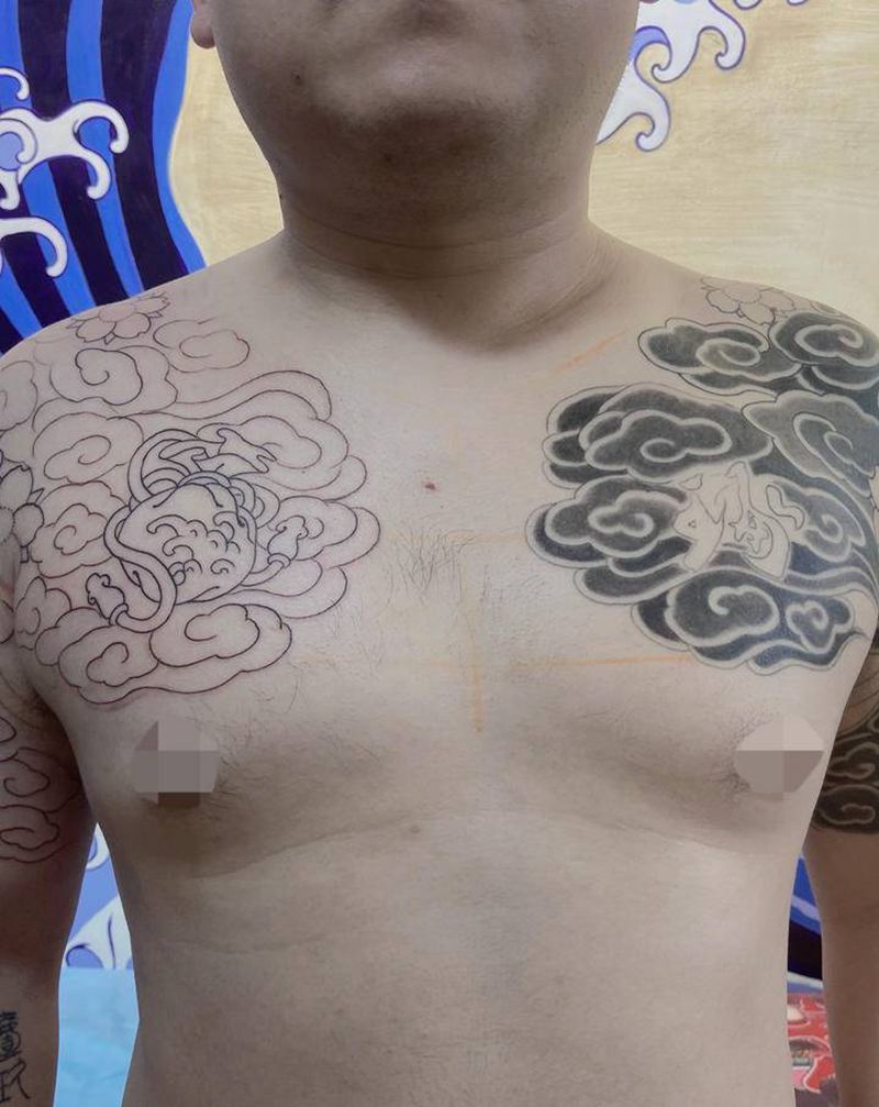 对胛线条纹身图片_胸部老传统纹身图案