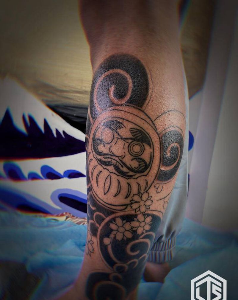 达摩蛋包小腿局部纹身图片_腿部新传统纹身图案