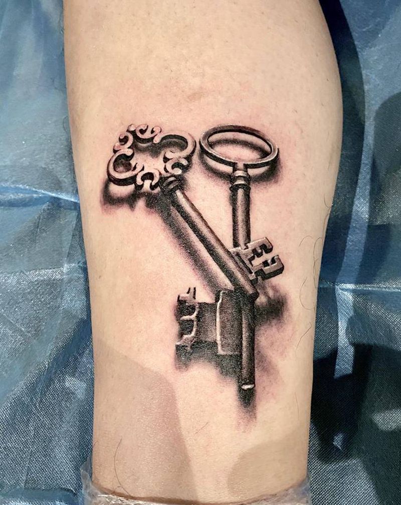 钥匙纹身图片_腿部欧美写实钥匙锁子纹身图案