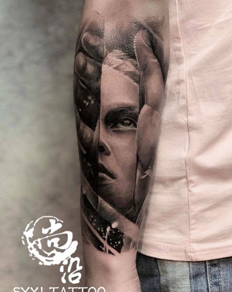 刀中人纹身图片_手臂欧美写实纹身图案