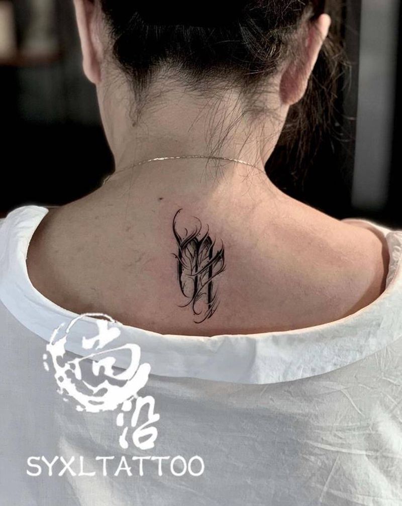 暗黑小子体纹身图片_颈部花体字纹身图案