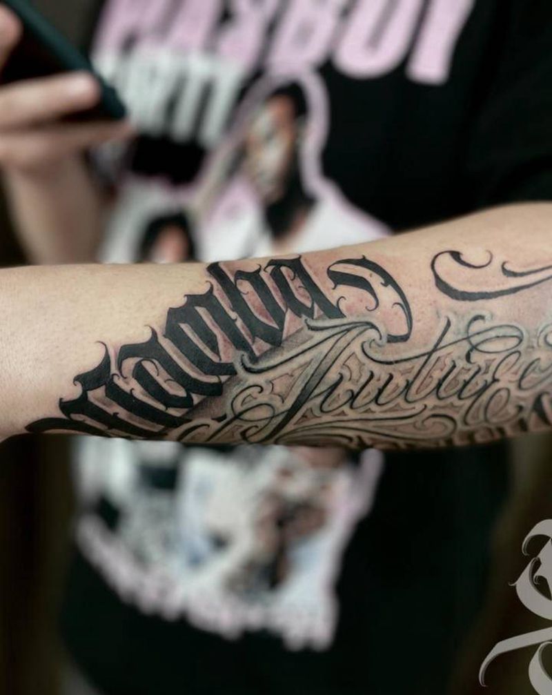 曼巴纹身图片_手臂花体字纹身图案