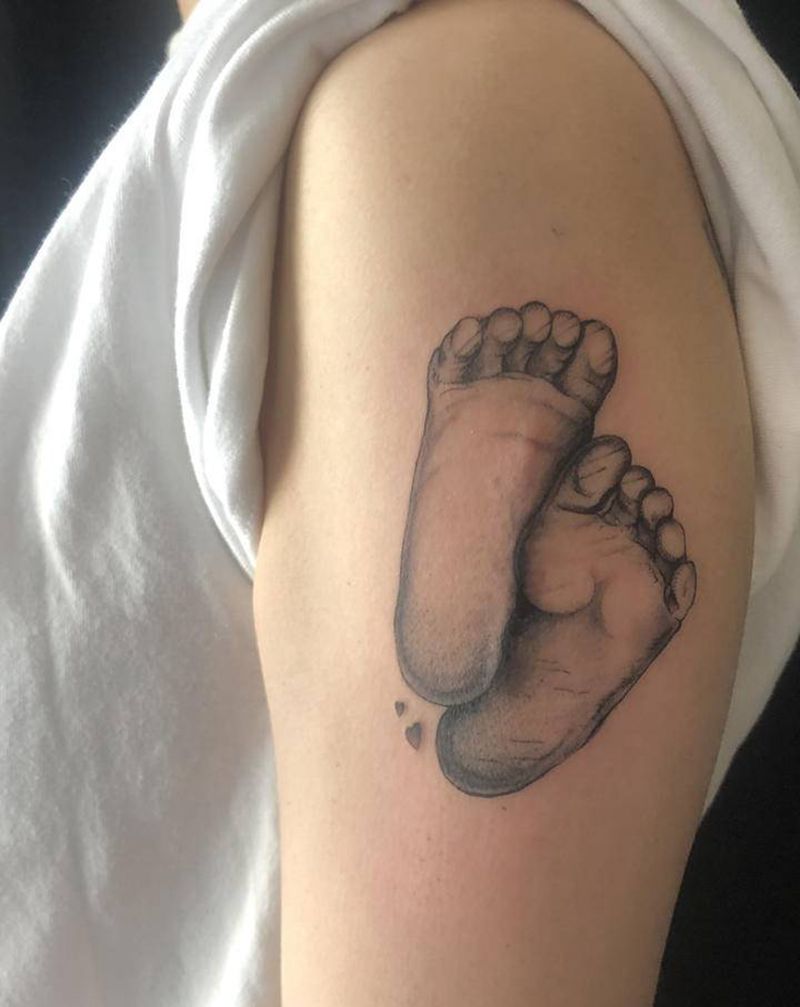 儿子的小脚纹身图片_手臂点刺新传统纹身图案