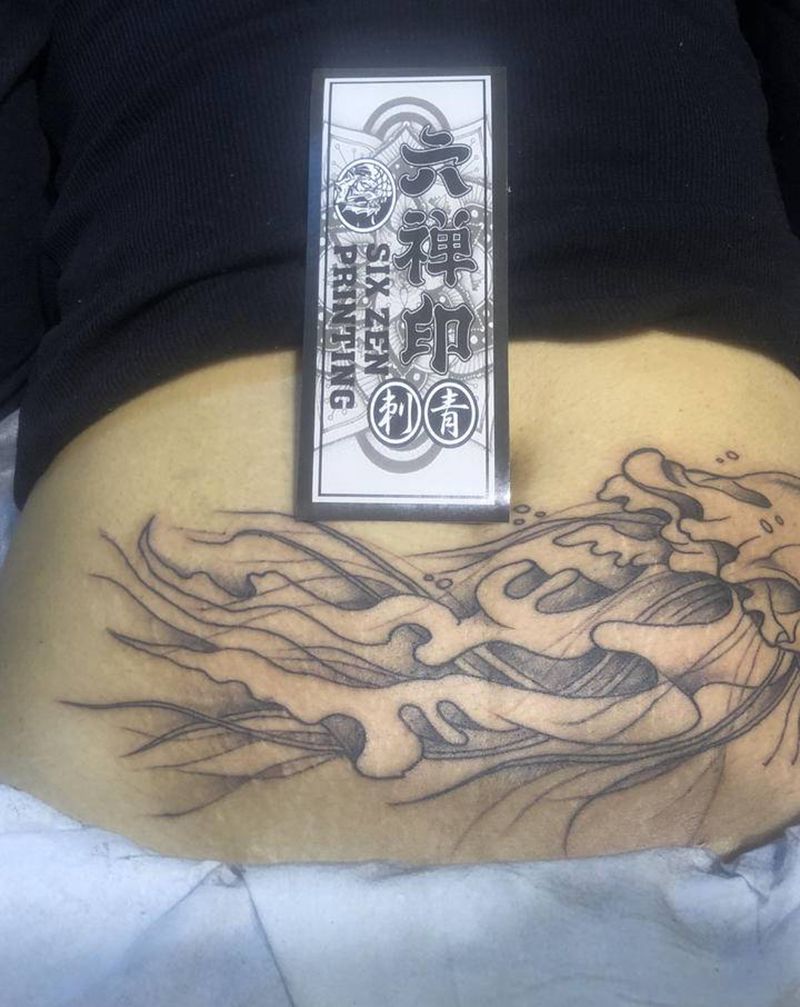 水母纹身图片_腹部New School几何纹身图案