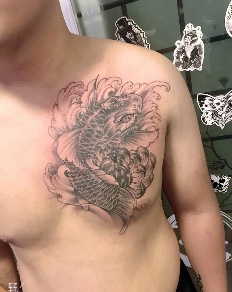 锦鲤纹身图片_胸部新传统纹身图案