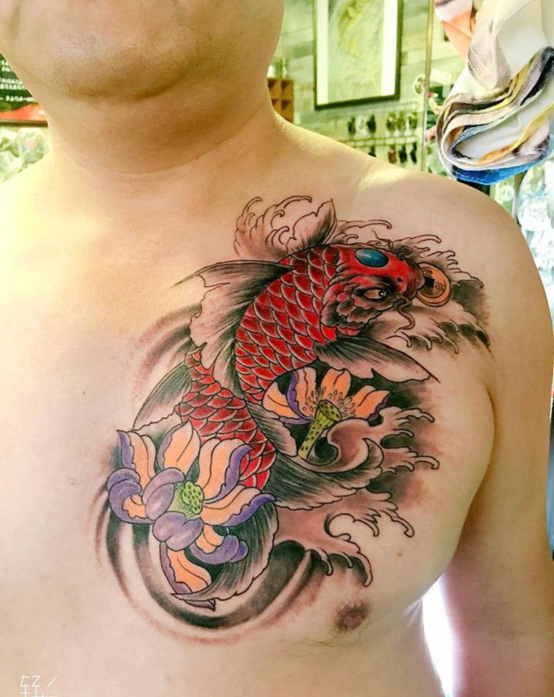锦鲤纹身图片_胸部新传统纹身图案