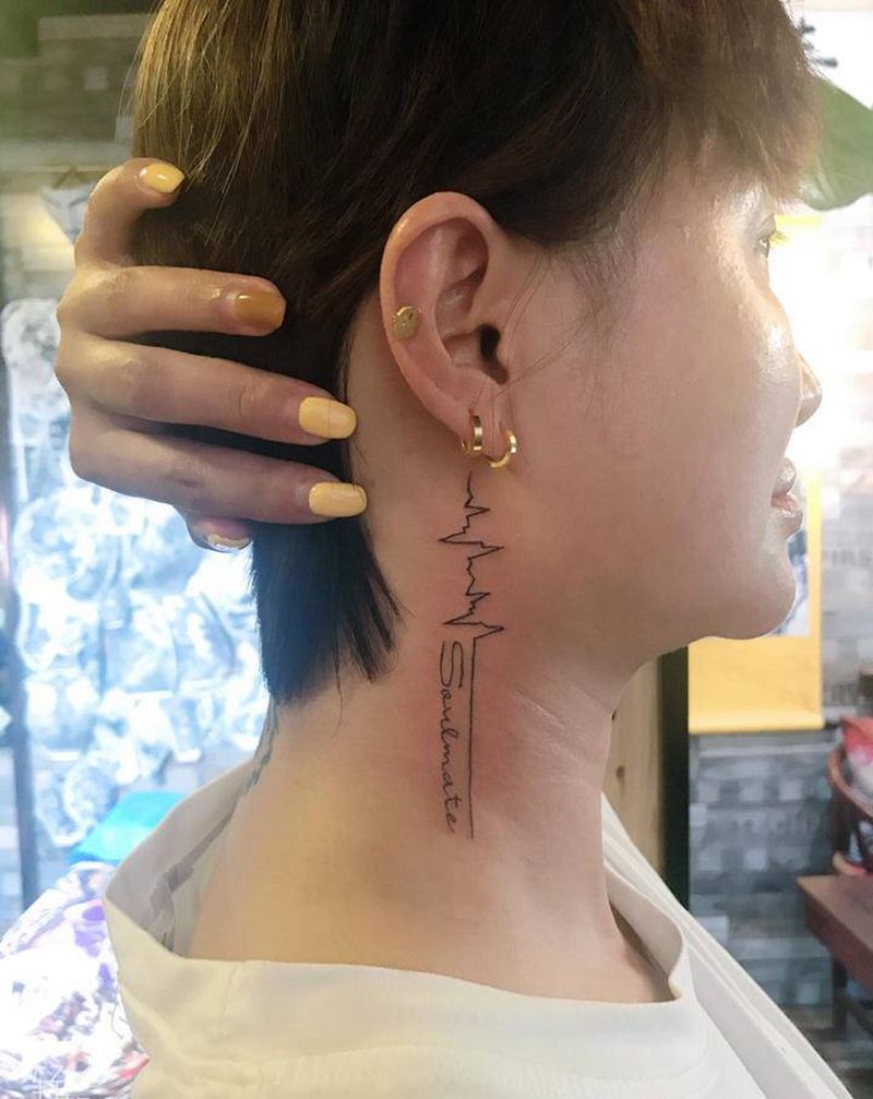 Soulmate纹身图片_颈部花体字纹身图案