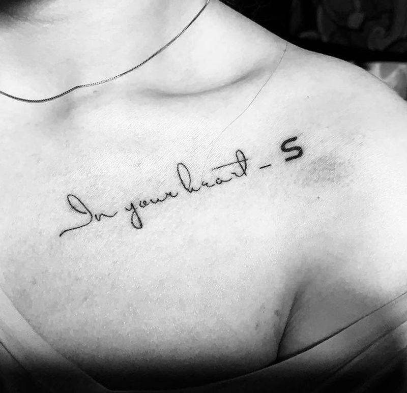 情侣款 小字母纹身图片_肩部纹身图案