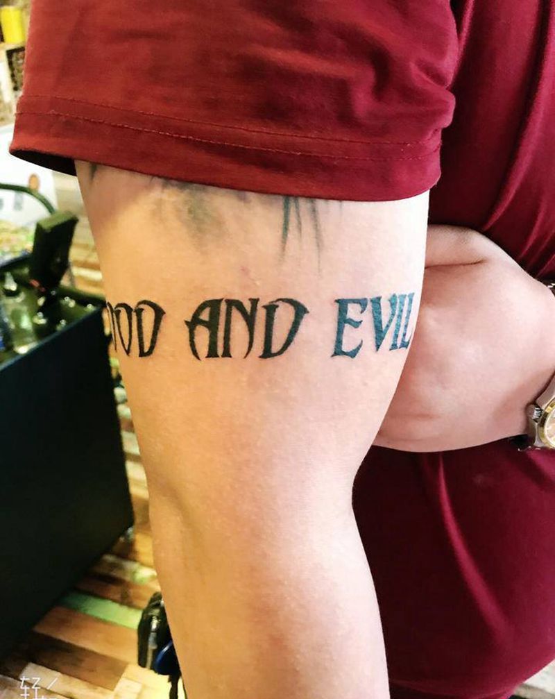 善与恶纹身图片_手臂花体字纹身图案