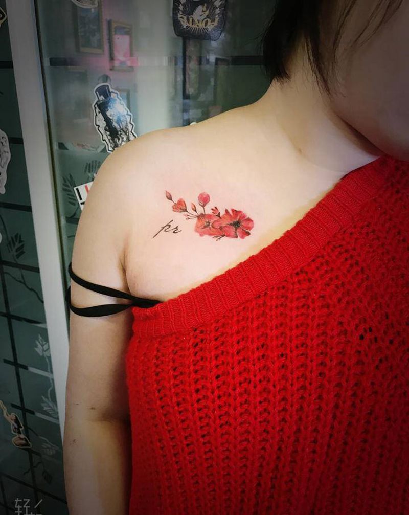 小花纹身图片_胸部水彩纹身图案