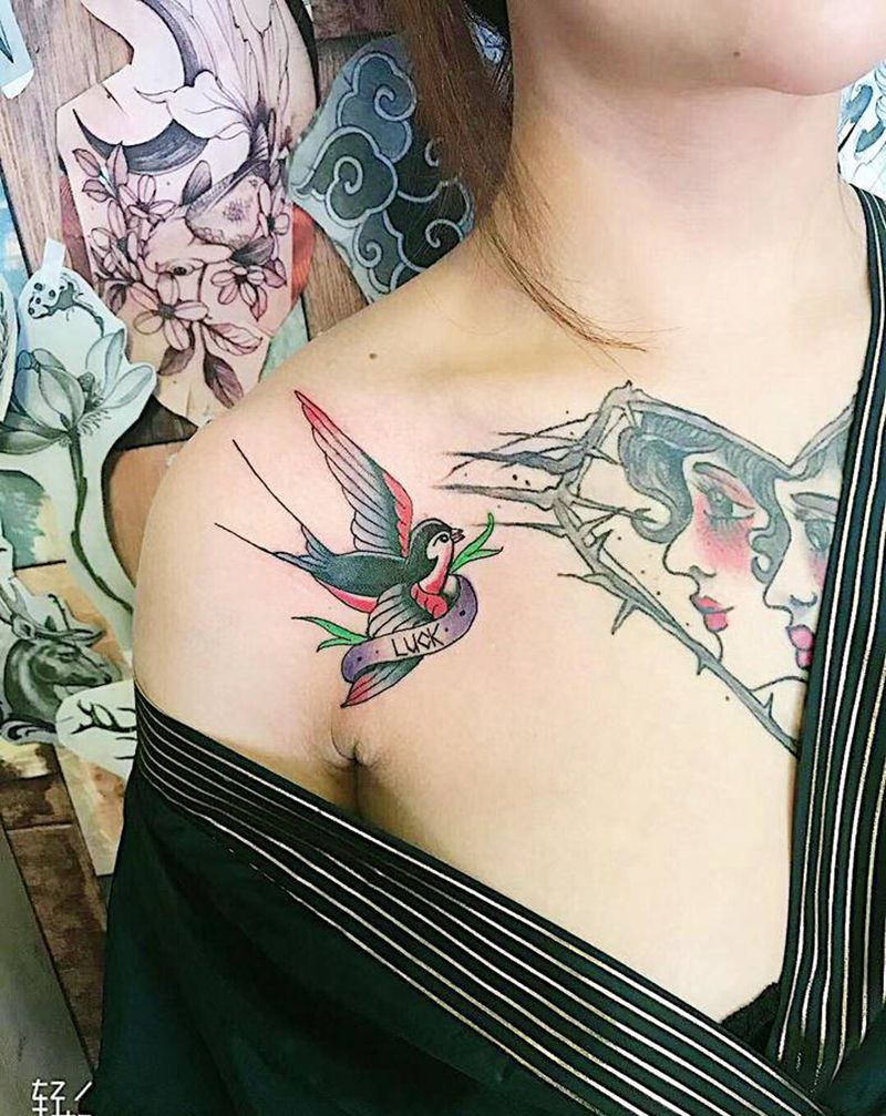 Oldshool燕子纹身图片_胸部Old School纹身图案